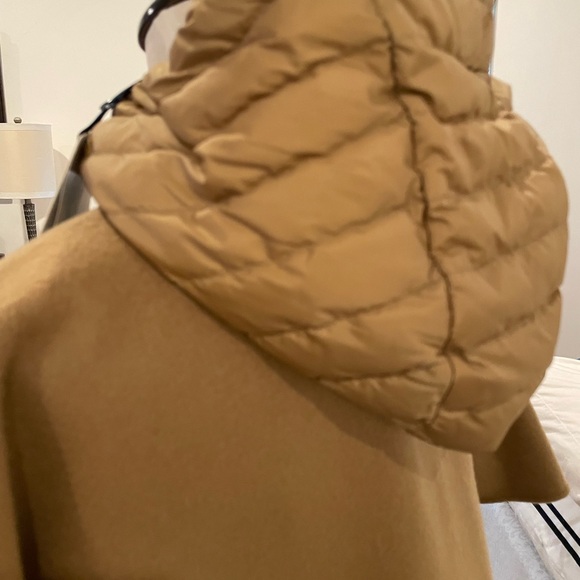 Moncler Camel Cape with Logo - Picture 5 of 9